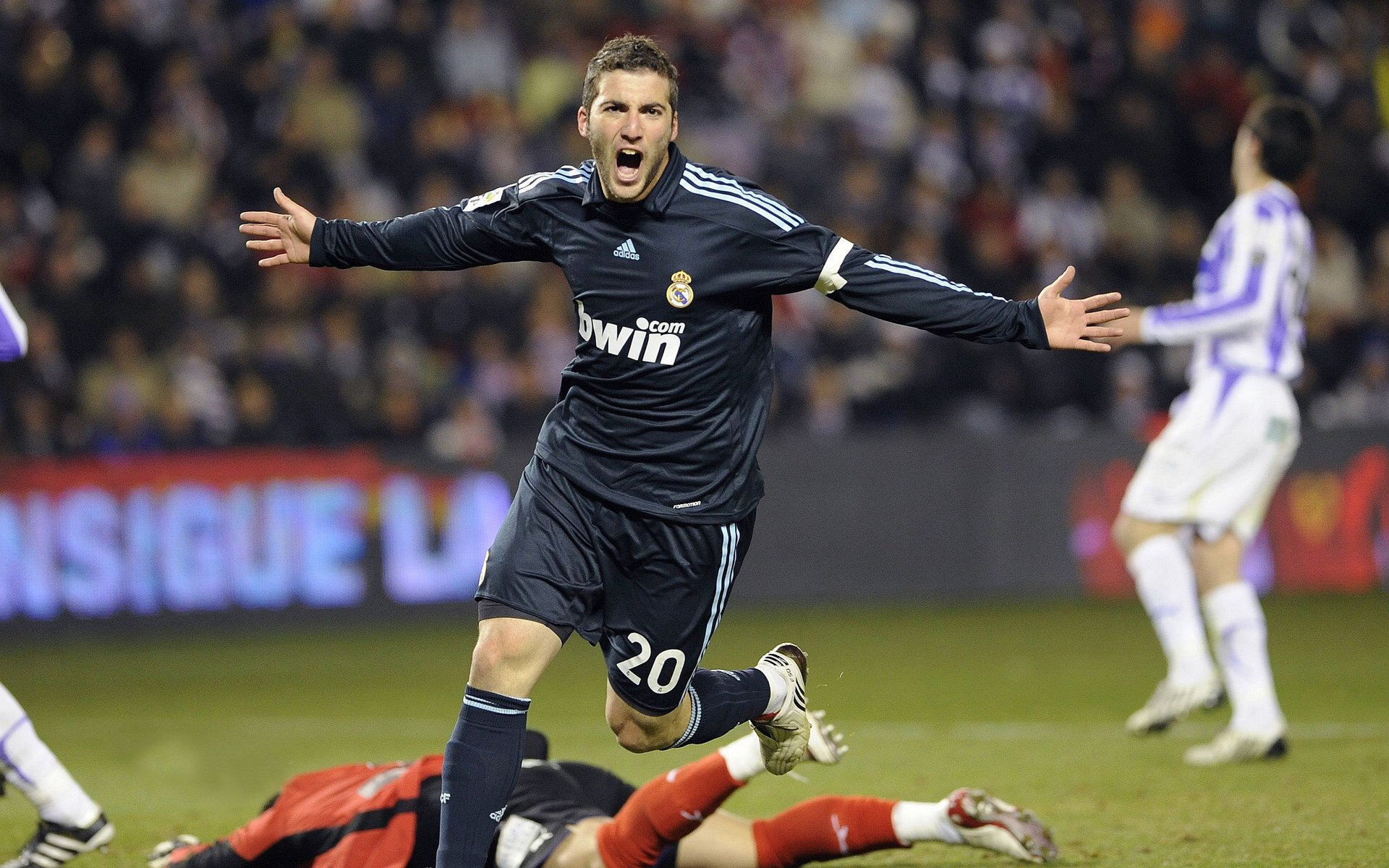 尤文图斯队长高光表现备受球迷称赞，领队球队赢得关键胜利，尤文图斯 队长